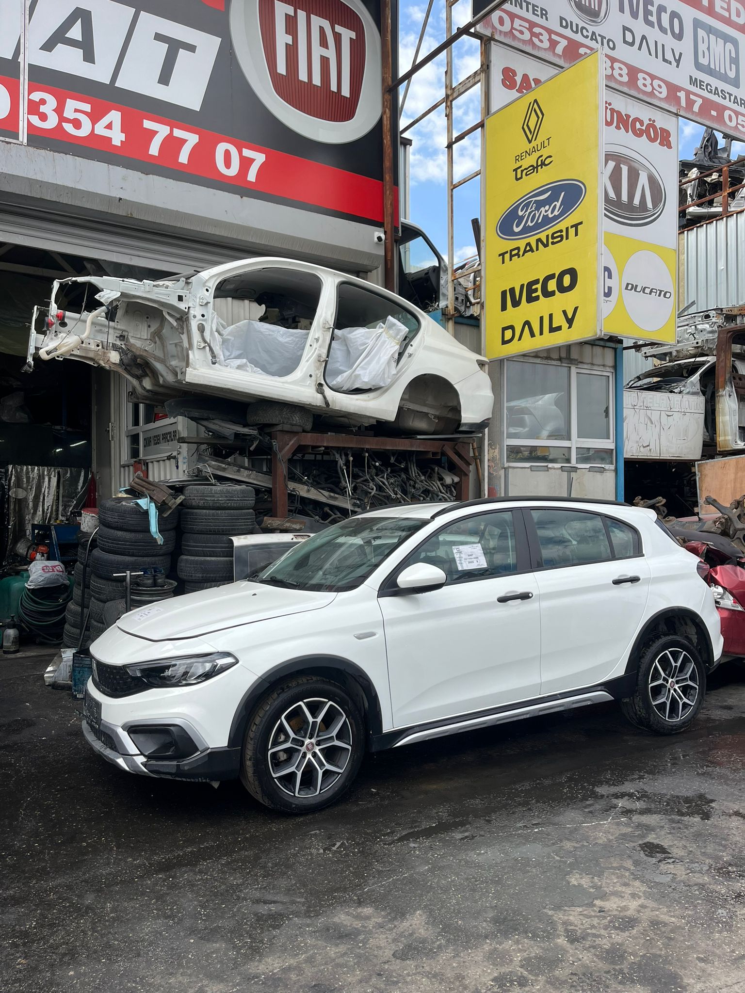 Çakır Fiat dükkânı önünde beyaz Fiat