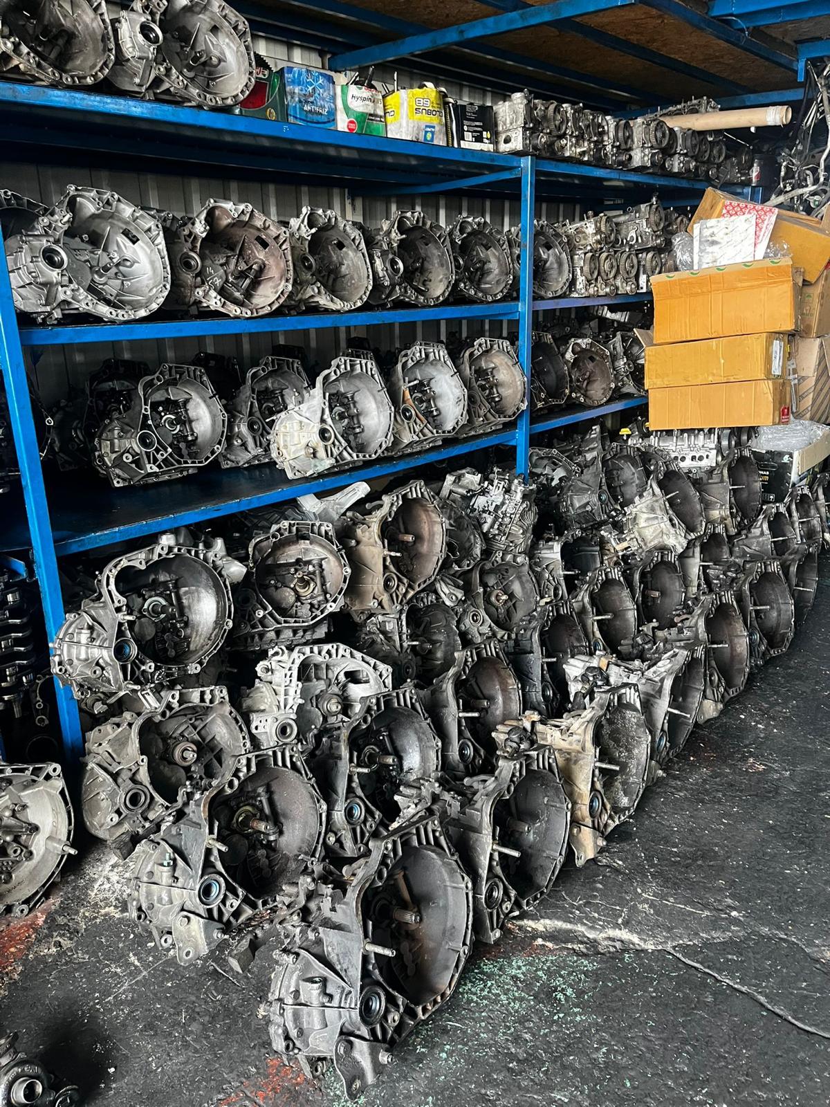 Raflarda ve atölyede şanzıman stoğu