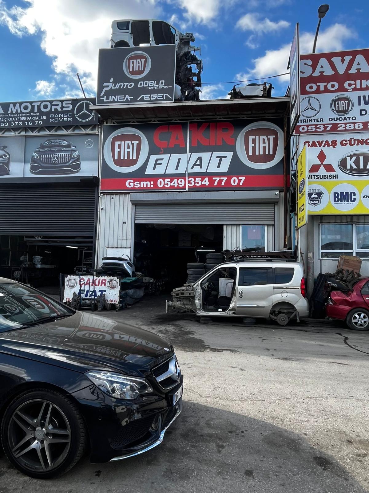 Yıldız Sanayi Sitesi'ndeki Çakır Fiat dükkânının sokaktan görünümü